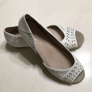 BareTraps White Flats